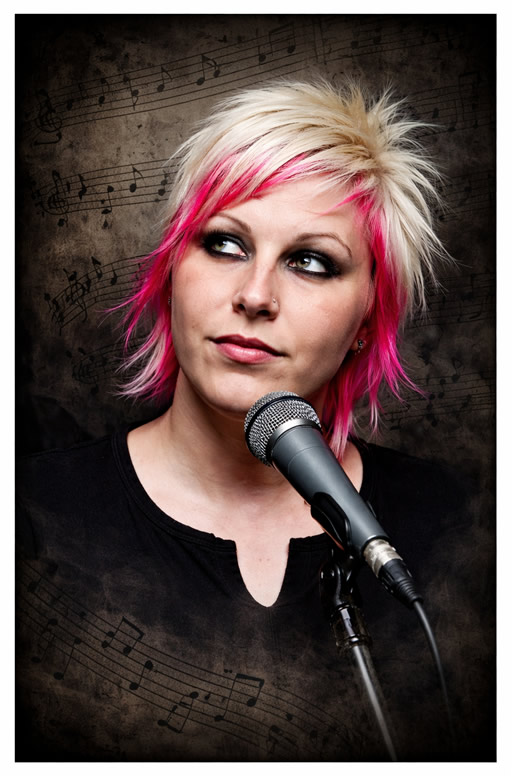 photo of Raylynn in front of a microphone